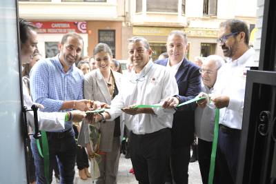 El regidor de Festes, Omar Braina, ha assistit a la inauguració de la nova seu de la Societat Gastronòmica l'Olla de la Plana