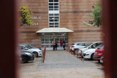 Reubiquen part de l'alumnat del CEIP Penyagolosa per fuites d'aigua