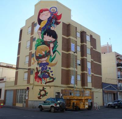 Nules pinta un mural reivindicatiu en homenatge a les dones assesinades per la violència masclista
