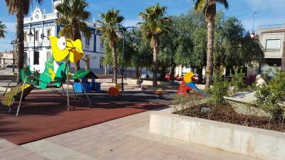 Les Alqueries amplia la zona de jocs de la plaça Major aprovada en la consulta ciutadana