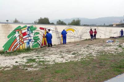 Los alumnos del PAC y los usuarios del CO El Molí pintan un mural deportivo en el Olímpic