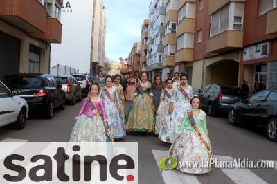 La visita oficial a las fallas llena las calles de fiesta