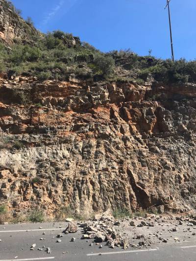 Alfondeguilla dinamita una pedra de 4.000 kg que suposava un perill per a conductors i vianants
