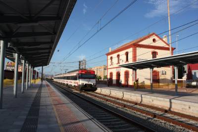 Almassora reclama una pasarela accesible y más Cercanías para su estación