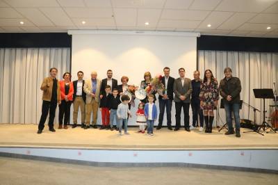 Emotivo homenaje a las primeras mujeres que formaron parte del Consejo de la Caja Rural de Alcora y excelente actuacion del grupo Concuerda