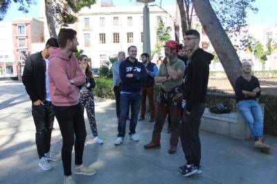 Alumnes de la cambra de comerç de València visiten Nules per a assistir a la poda d'arbres del jardí botànic