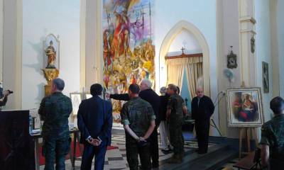 Altos mandos de la Guardia Real, la Guardia Civil y Defensa visitan con el pintor Pepe Forner, la Ermita de Santa Bárbara en Burriana