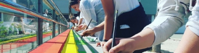 La tercera edició de 'mudem l'escola' decora diversos racons de l'institut
