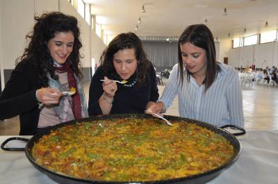 Los jóvenes de Vall d’Alba celebran un multidinario concurso de paellas