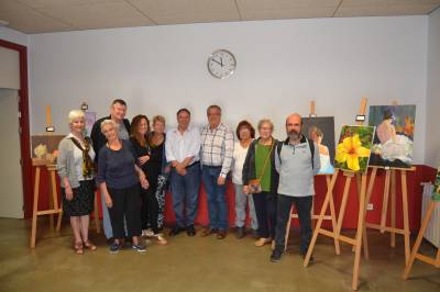 Rafael Albert visita la exposición de pintura del CIM organizada por los Juegos de Primavera