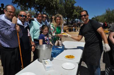 Numerosos valldalbenses y visitantes ‘toman’ la ermita de Sant Cristòfol para cumplir