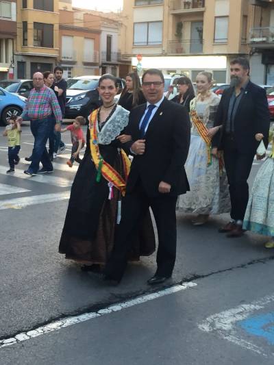 Macarena Mena acompaña a María Portalés en su presentación de reina de Almassora
