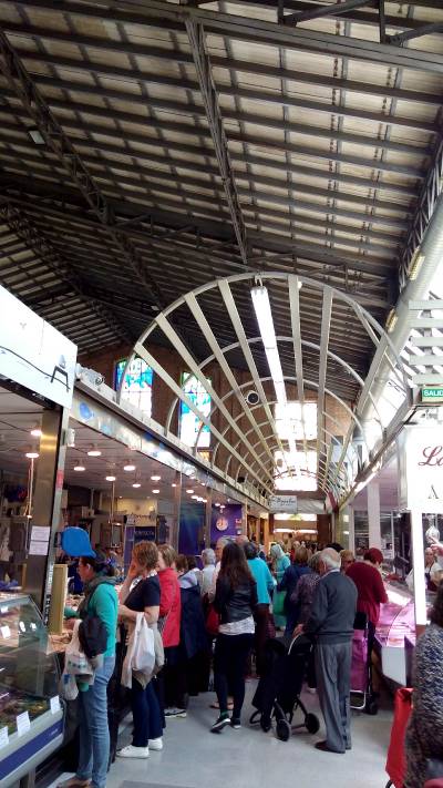 Vendedores del Mercat Municipal proponen licitar un supermercado en el interior del edificio