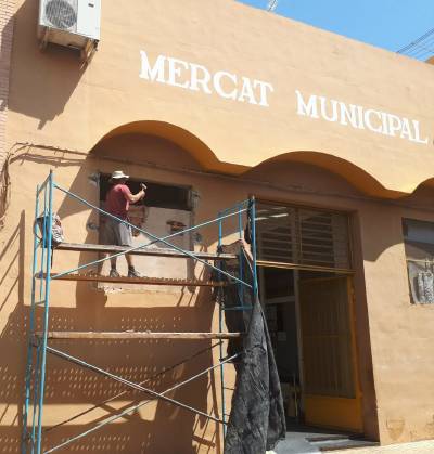 Comença la remodelació de la façana del mercat municipal