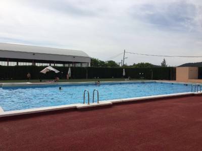 La Llosa inaugura la temporada de la piscina i instal•la gronxadors adaptats en el Parc del Xop