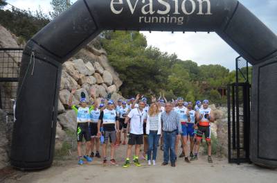 Pau Fernández y Eva María Ramos suben a lo alto del podio en la Swimrun Costa Azahar de Oropesa del Mar