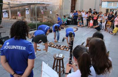 L'alumnat de ceràmica del Martí de Viciana protagonitza la intervenció artística solidària de l'Hora del Canvi