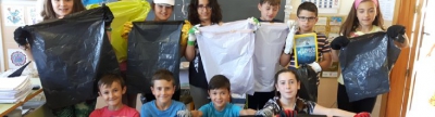 Els escolars de Vilafamés recullen plàstics dels voltants de l'escola