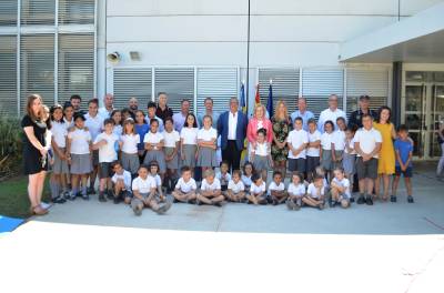 El CEIP La Mediterrània de Oropesa del Mar entierra una cápsula del tiempo para conmemorar su 10º aniversario