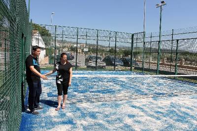 El Ayuntamiento de Vall d’Alba invierte 4.150 euros en la mejora de la pista de pádel del complejo de las piscinas