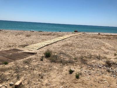 La Llosa col·loca les passarel·les de la platja