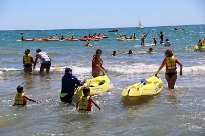 Borriana celebra una jornada de bautismo de todos los deportes náuticos en la playa del Arenal
