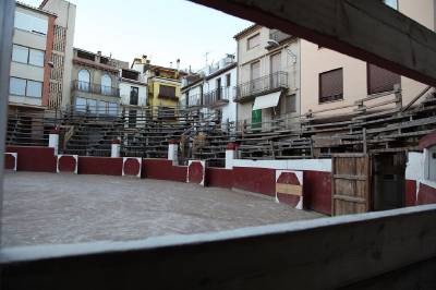 Comienza el montaje artesanal de la Plaza de Toros de Benassal