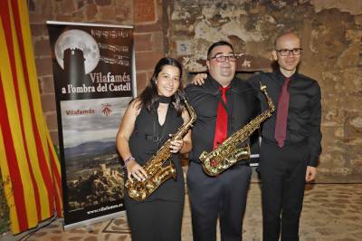Música de saxòfon i piano als peus del Castell de Vilafamés