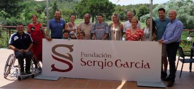 La Fundación Sergio García dona una silla de ruedas deportiva a Pedro Gil Albalat.
