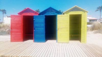 Se instalan tres nuevos vestuarios en la playa Les Marines de Nules