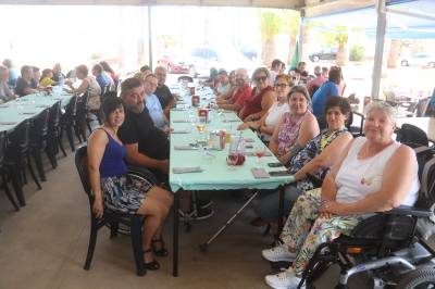 ACODIS celebra su jornada de hermandad veraniega con playa y comida