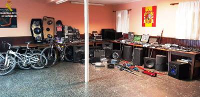 La Guardia Civil detiene a cuatro personas por numerosos robos y hurtos en viviendas, empresas, trasteros y vehículos, desmantelando un punto de compra venta de objetos robados y recuperando cerca de doscientos efectos en Burriana