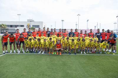 Los participantes del Campus se fotografían con jugadores de la primera plantilla