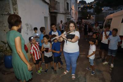 Una 'Passejada contada' trasllada els xiquets de Vilafamés a un món de misteri i màgia