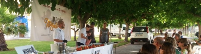 Torreblanca promociona el producto local con un showcooking en el Mercado de Proximidad