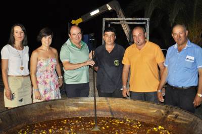Les Useres reparte un millar de raciones de `tombet de bou’ en una multitudinaria cena de hermandad