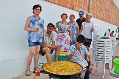 Los vecinos de les Useres se reúnen para mostrar sus habilidades para cocinar una paella