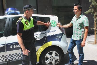 Almassora amplía la red de desfibriladores con la instalación de una nueva máquina en La Garrofera