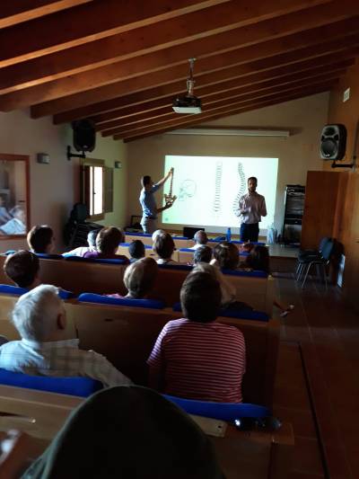 Dos quiroprácticos dan consejos sobre salud lumbar en Castellfort
