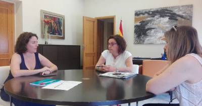 Soledad Ten se compromete con Estíbaliz Pérez en trabajar conjuntamente con los alcaldes de la costa sur de la provincia en pro de la regeneración del litoral