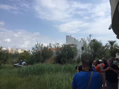 Torreblanca inicia trabajos de control de vegetación en el Prat con una segadora anfibia