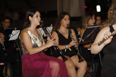 Les festeres participen com a músics en el concert de la 'Serenata al Bou'