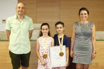 Adriana y Alexis Felip reciben el reconocimiento de Almassora como campeones de España de baile latino