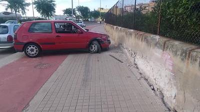 Pateix un accident i abandona el cotxe damunt l'acera