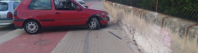 Pateix un accident i abandona el cotxe damunt l'acera
