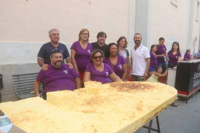 Acosis triunfa con la tortilla gigante para mil personas