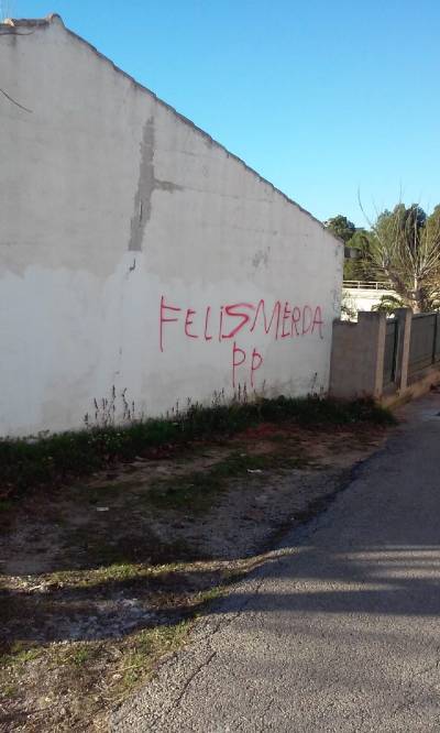 El PP de Cabanes condemna les pintades en les quals se li titlla de feixista  