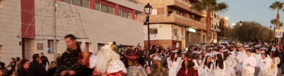 Els Reis Mags desfilen en carruatge per Almenara