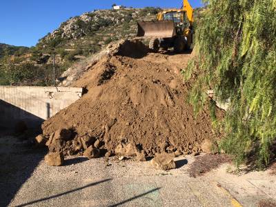 El Ayuntamiento de Les Useres construye un acceso al patio del antiguo colegio para realizar una cata del terreno