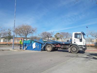 L'UJI omple un quart contenidor de taps de plàstic per a recaptar fons per a la Federació Espanyola de Malalties Rares
